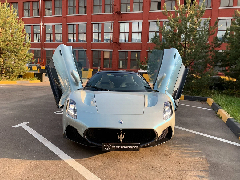 Первый и единственный в России. В Москве на продажу выставили безумно дорогой Maserati MC20 Cielo